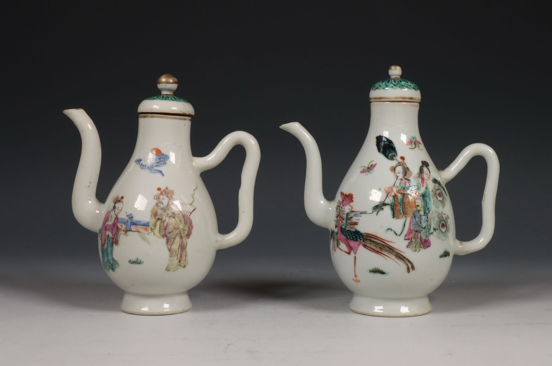 China, twee famille rose porseleinen schenkkannetjes, ca. 1800,