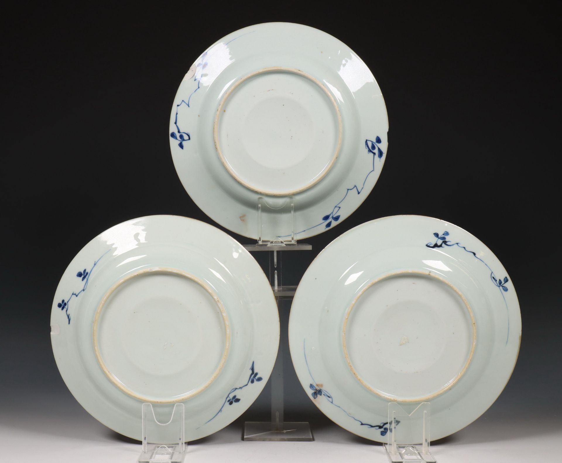 China, set van vier blauw-wit porseleinen borden, 18e eeuw, - Bild 2 aus 4