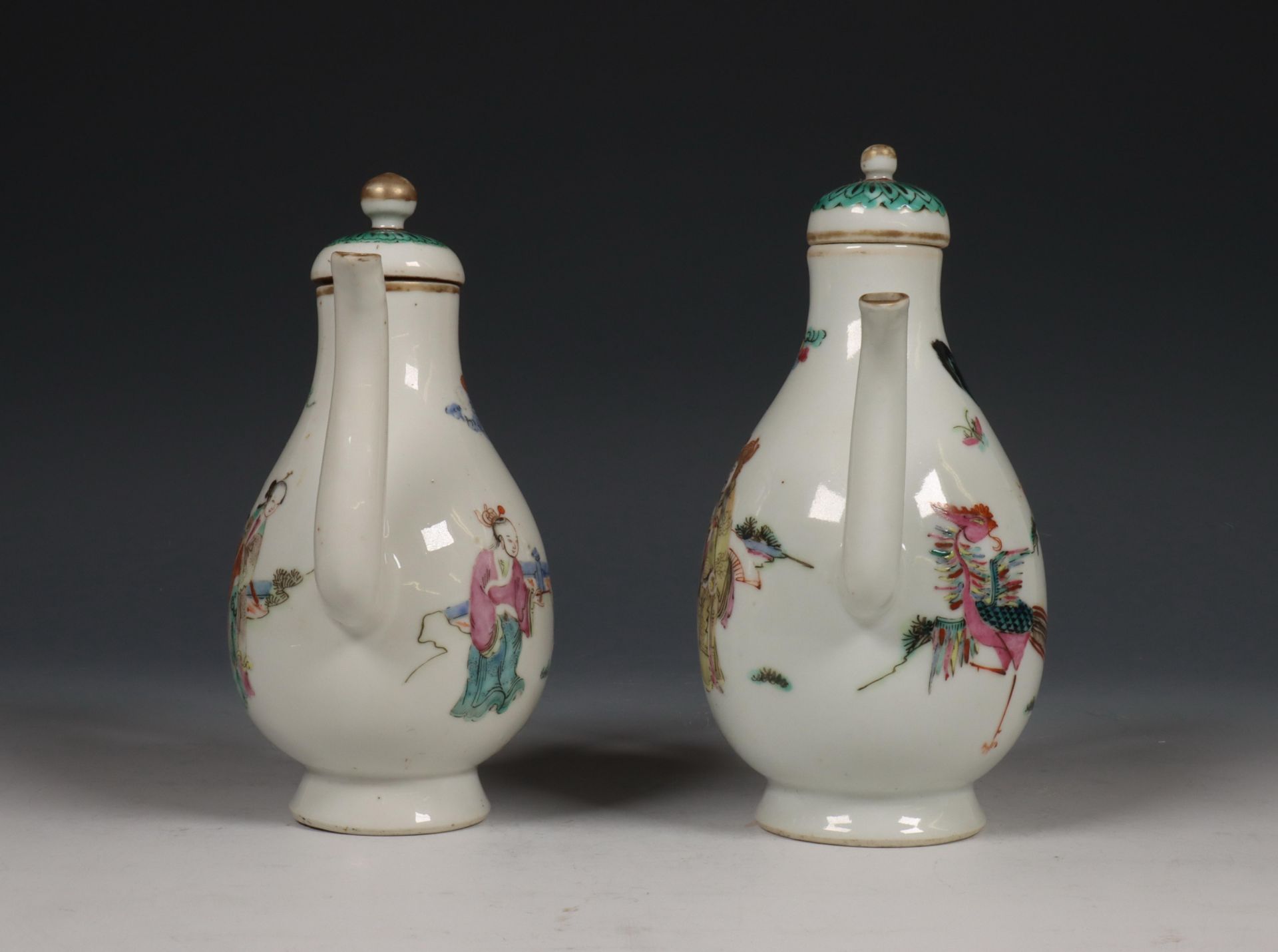 China, twee famille rose porseleinen schenkkannetjes, ca. 1800, - Bild 3 aus 9