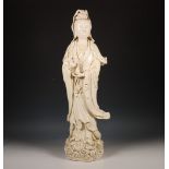 China, groot blanc-de-chine figuur van Guanyin, 20e eeuw,