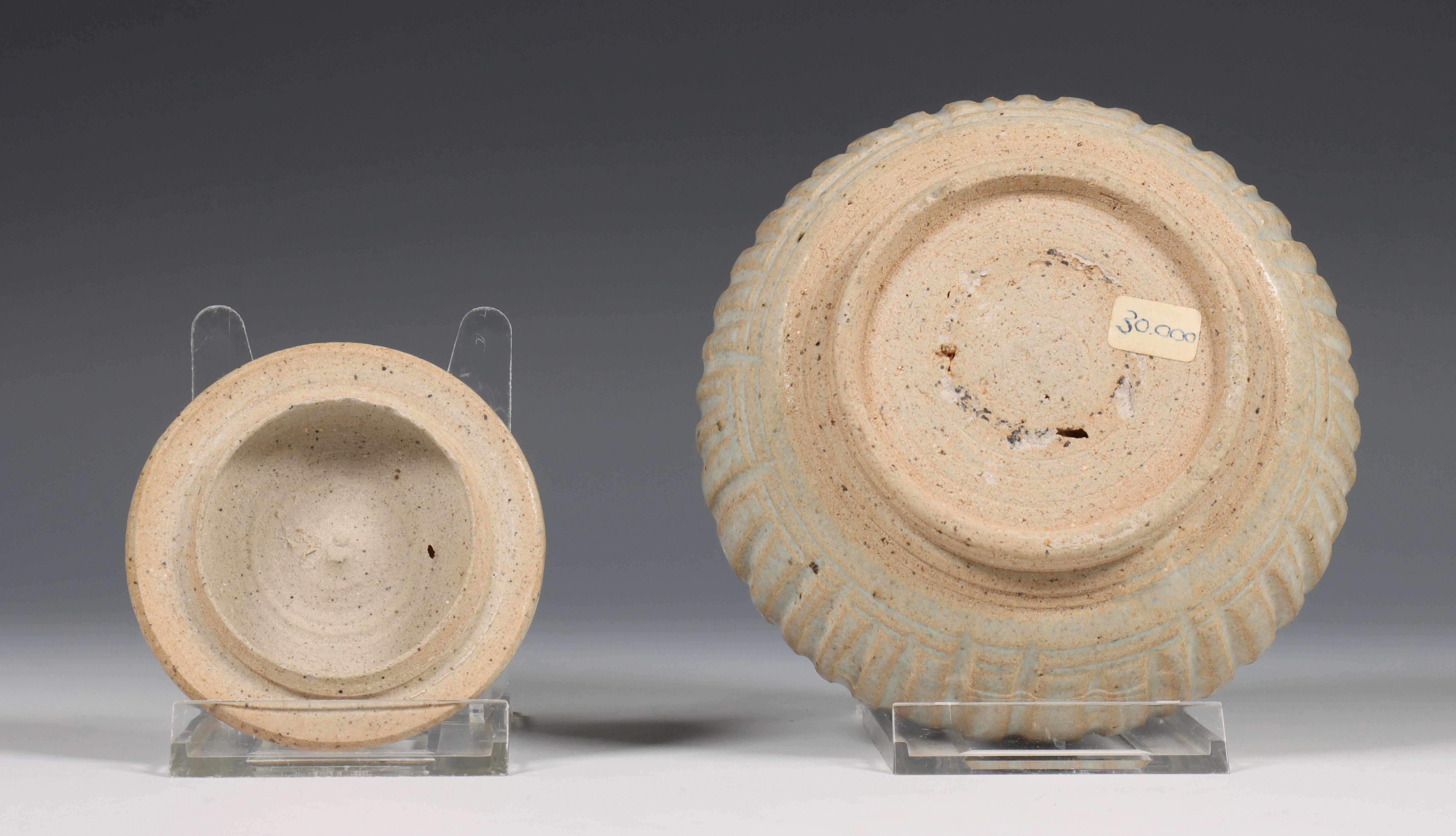 Thailand, drie Sawankhalok crème geglazuurde aardewerken dekselvaasjes, ca. 15e eeuw, - Image 9 of 10