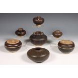 Thailand, collectie Sawankhalok bruin geglazuurde aardewerken vaasjes en dekseldoosjes, ca. 15e eeuw