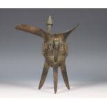 China, antiek bronzen ceremoniële plengofferbeker 'Jue', mogelijk 18e eeuw,