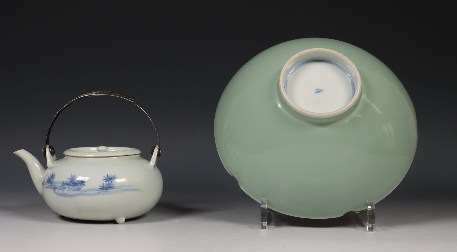 Japan, blauw-wit porseleinen theepot en Imari kom, 20e eeuw, - Bild 2 aus 2