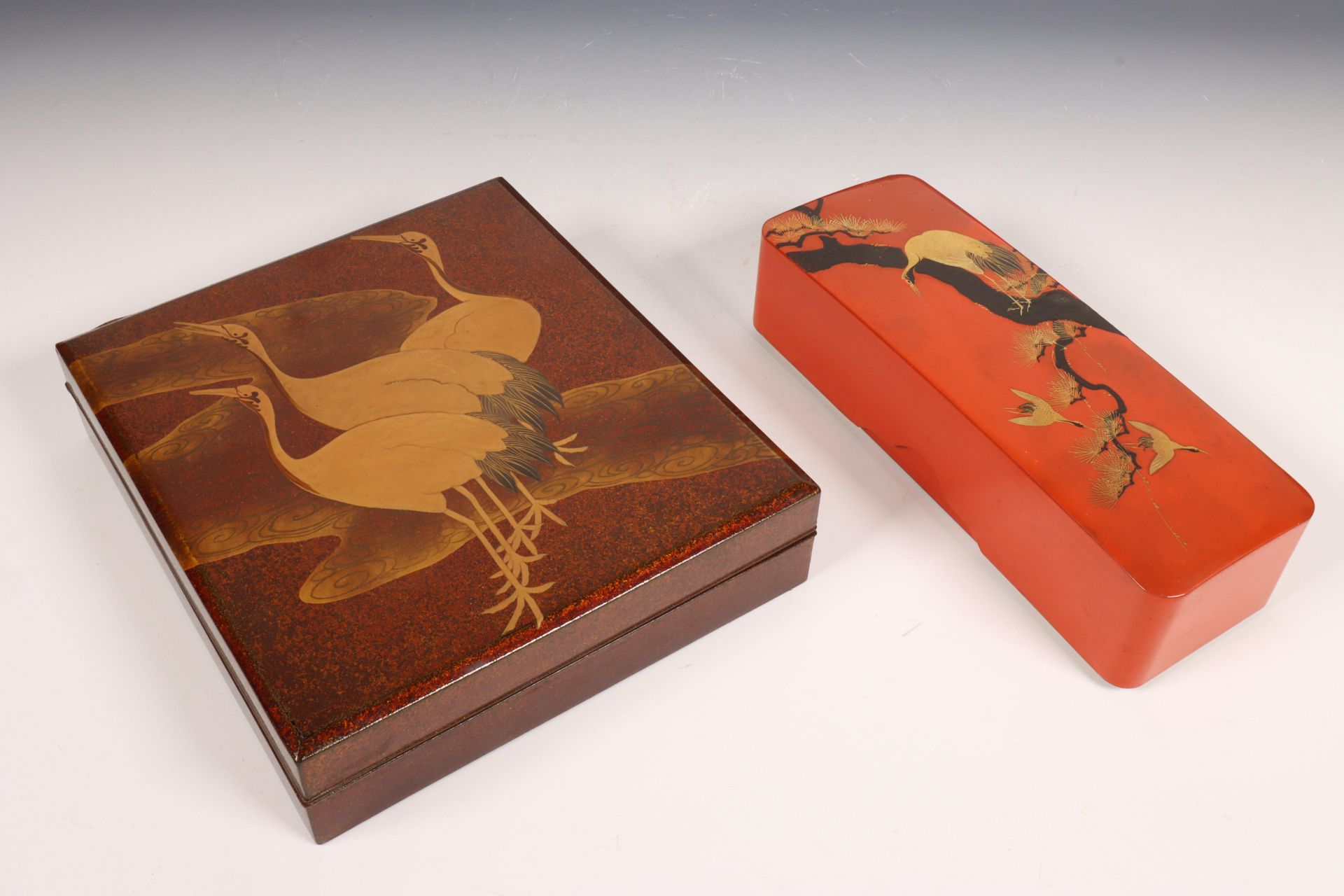 Japan, twee lakwerk dozen met decoratie van kraanvogels, 20e eeuw,