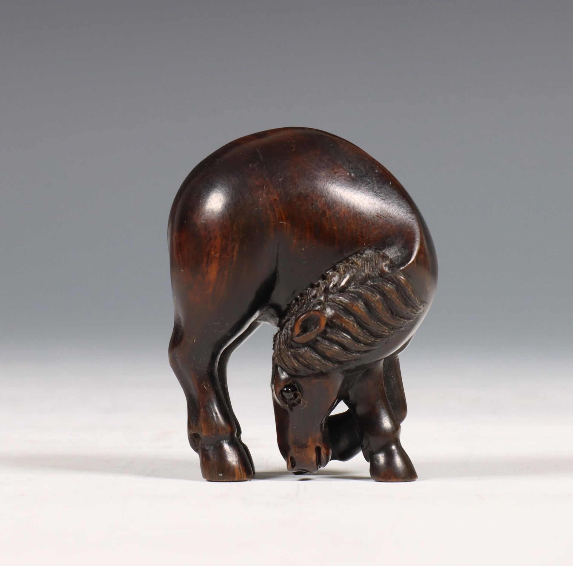 Japan, buxushouten netsuke van een grazend paard, Meiji periode (1868-1912),