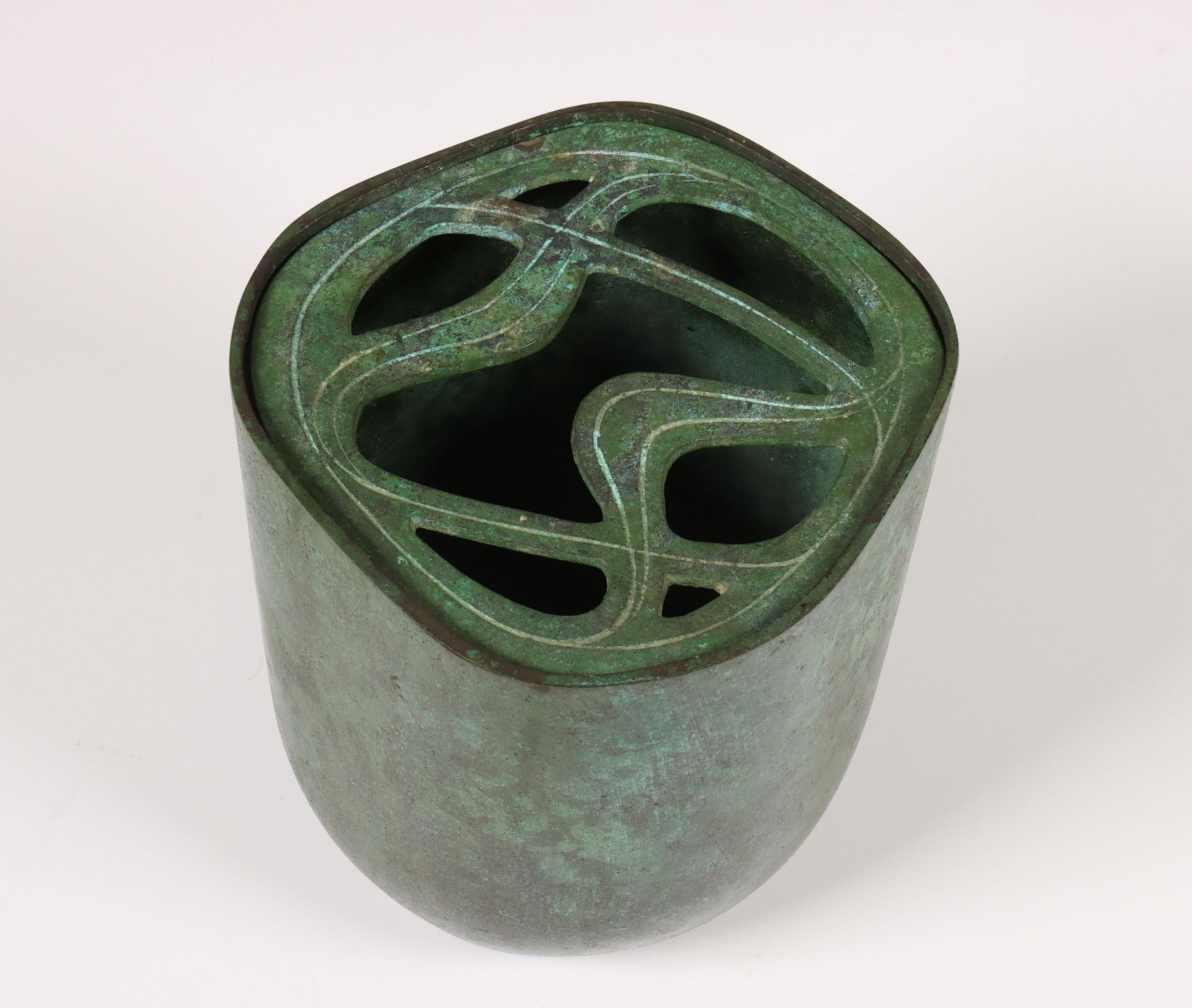 Japan, groen gepatineerd bronzen hangvaasje, gesigneerd Ichiyo Habara (1914-1966),