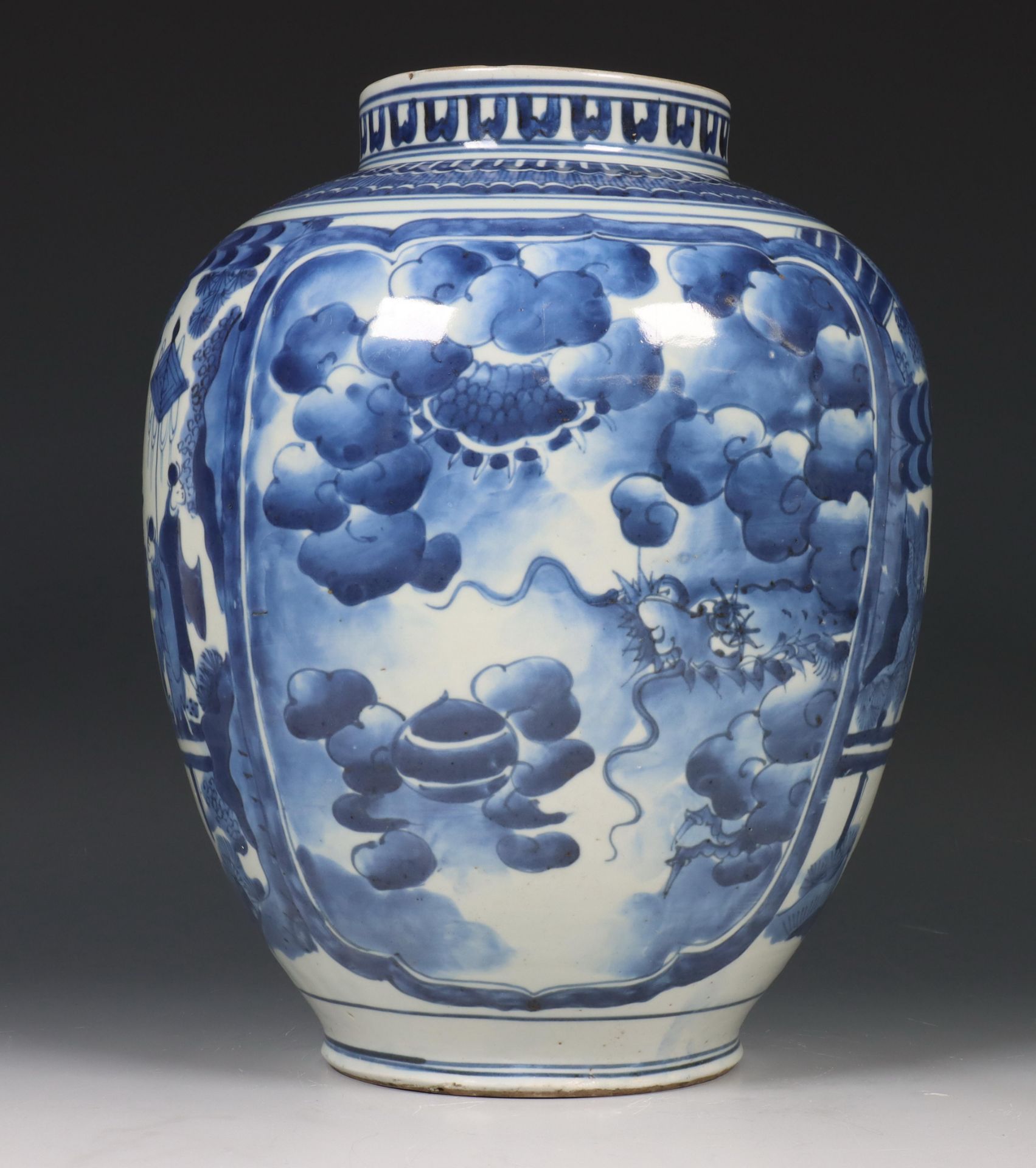 Japan, Arita blauw-wit porseleinen balustervaas, 19e eeuw,