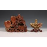 China, kleine spekstenen wierookbrander en een spekstenen penselenhouder, 19e eeuw,