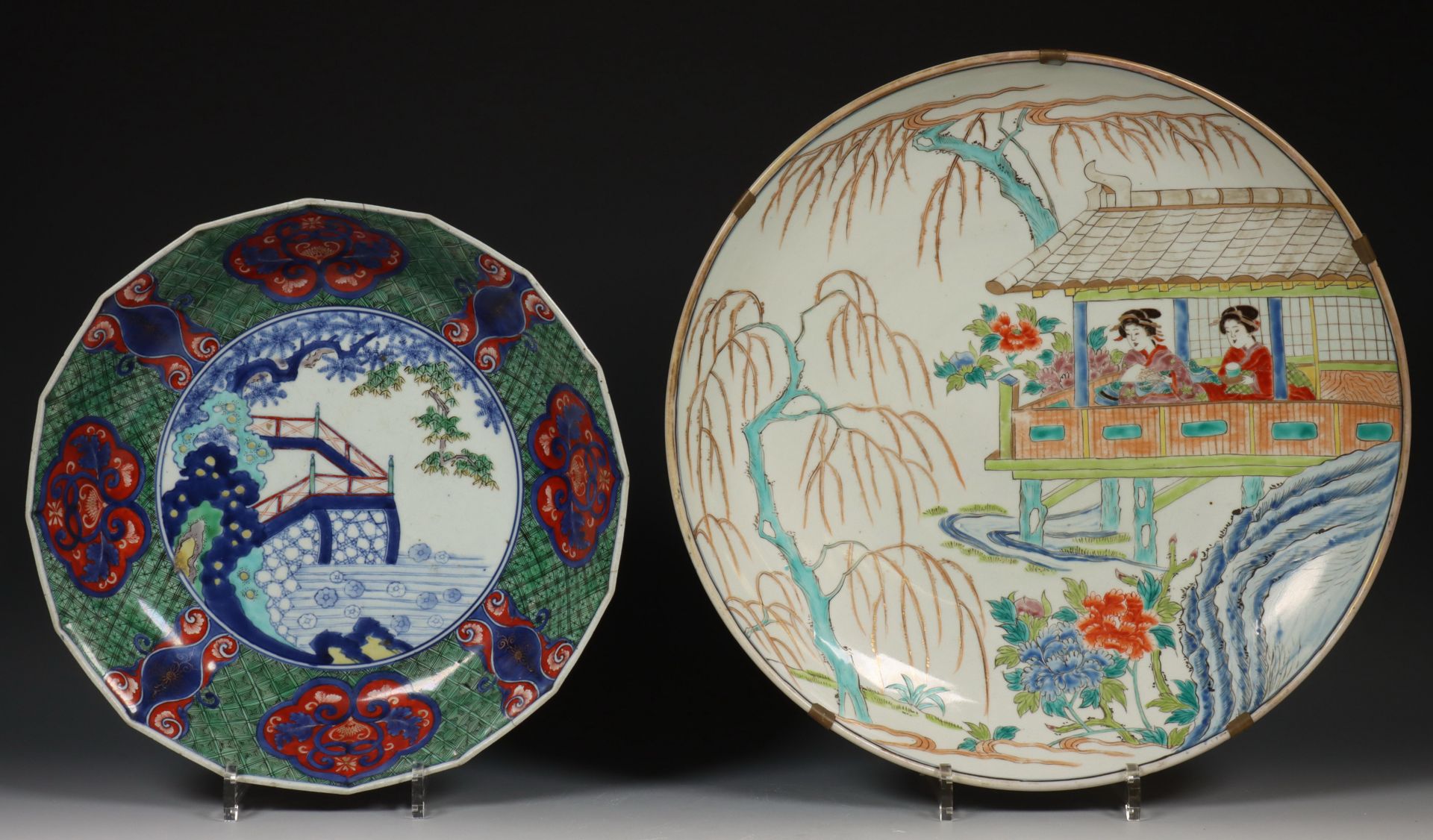 Japan, twee polychrome porseleinen schotels, 19e/ 20e eeuw,