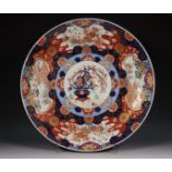 Japan, zeer grote Imari porseleinen schotel, Meiji periode (1868-1912),