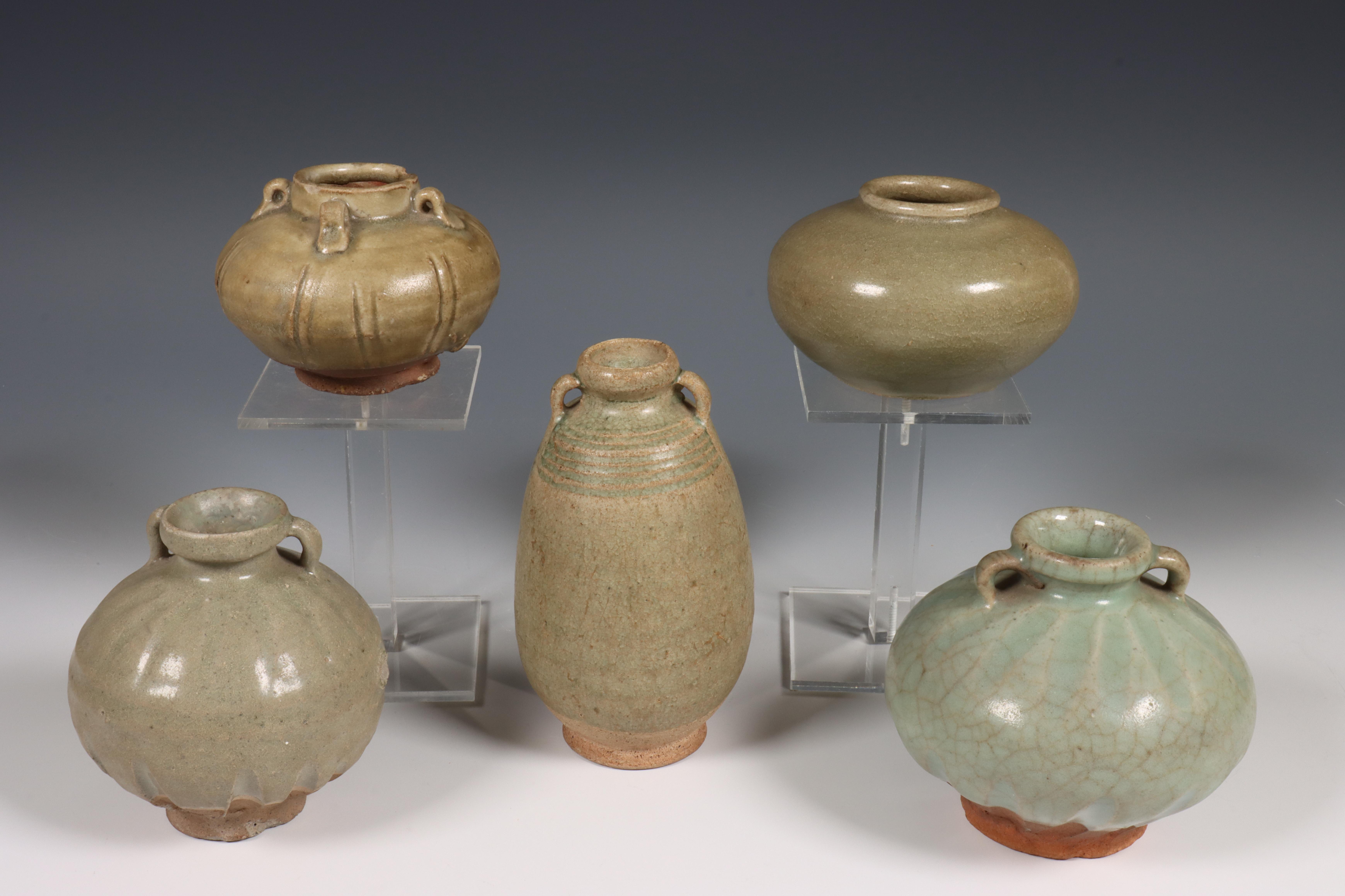Thailand, vijf Sawankhalok celadon geglazuurde aardewerken vaasjes, ca. 15e eeuw,