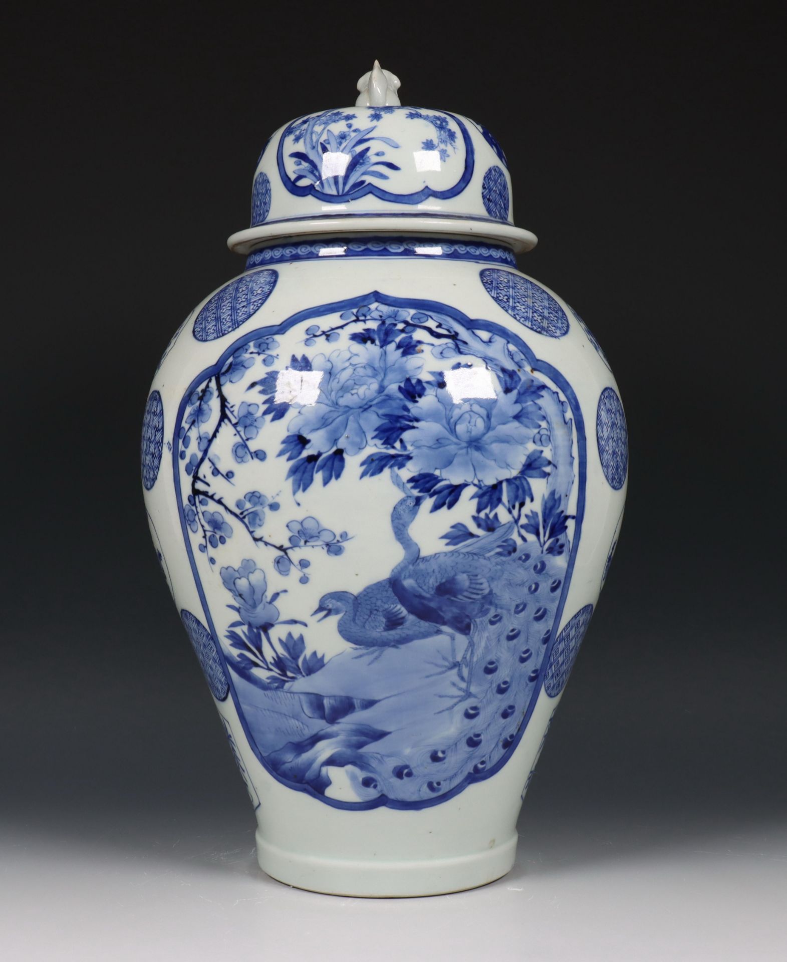 Japan, blauw-wit porseleinen dekselvaas, 19e/ 20e eeuw, - Bild 4 aus 6