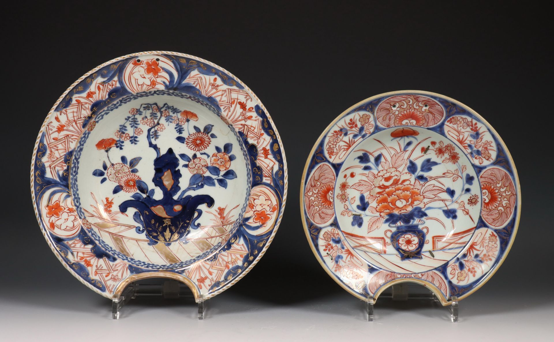 Japan, twee Imari porseleinen scheerbekkens, Edo periode, 18e eeuw,