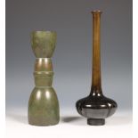 Japan, twee gepatineerd bronzen vazen, 20e eeuw,
