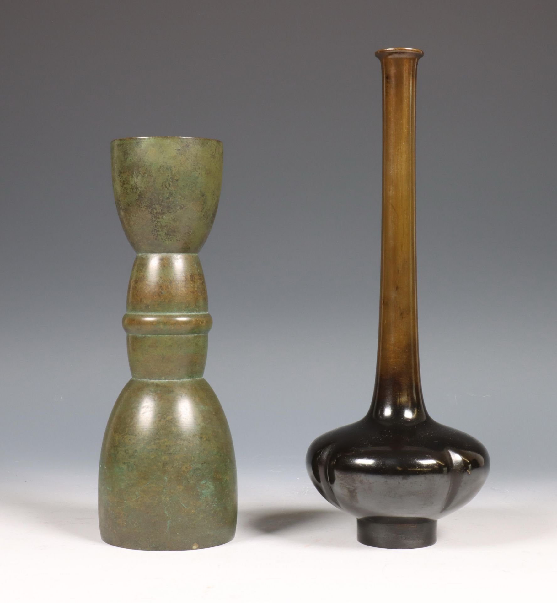 Japan, twee gepatineerd bronzen vazen, 20e eeuw,