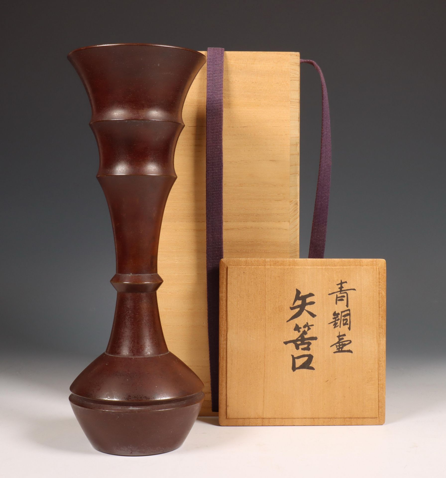 Japan, bruin gepatineerd bronzen vaas, gesigneerd Nakajima Yasumi II (1905-1926), - Bild 3 aus 3