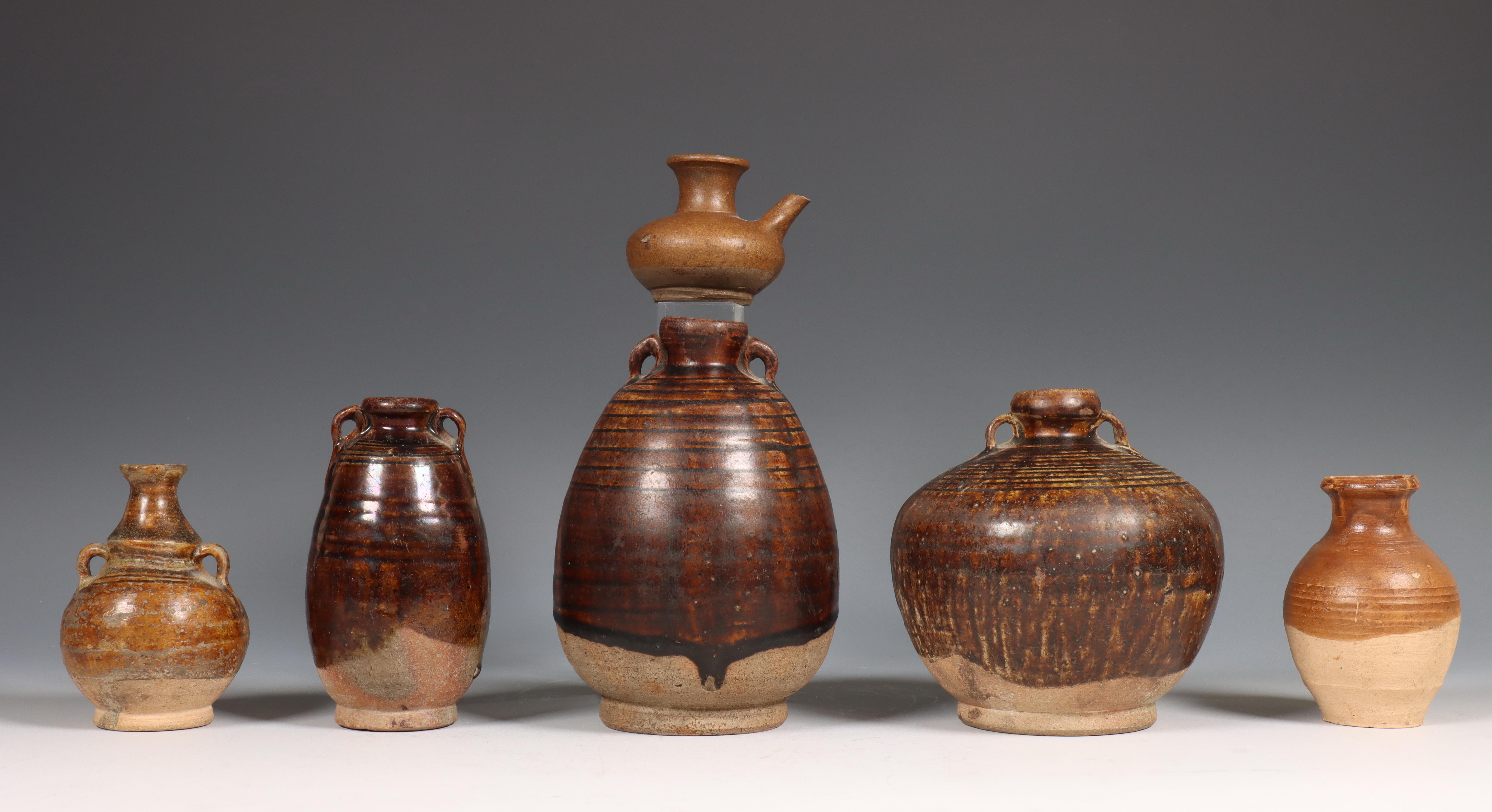 Thailand, collectie Sawankhalok bruin geglazuurde aardewerken vaasjes, ca. 15e eeuw,