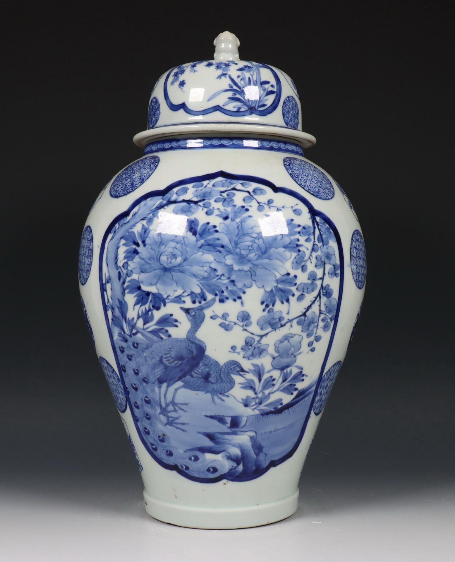 Japan, blauw-wit porseleinen dekselvaas, 19e/ 20e eeuw,