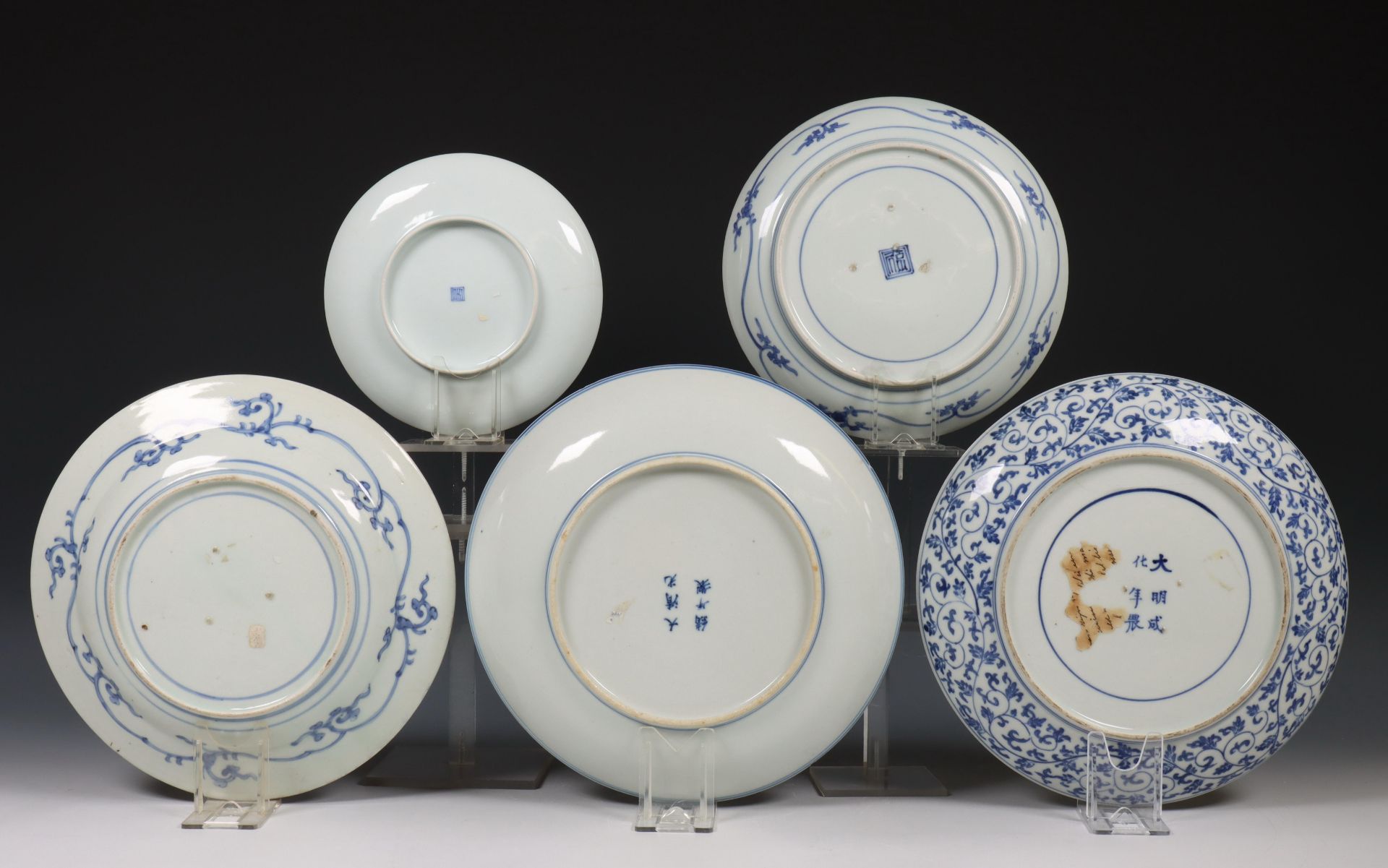 Japan, vijf verschillende blauw-wit porseleinen borden, 19e/ 20e eeuw, - Bild 2 aus 2