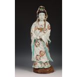 Japan, polychroom porseleinen figuur van Guanyin, 19e/ 20e eeuw,