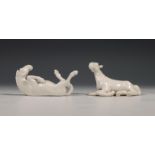 China, twee Dehua porseleinen modellen van paardjes, 20e eeuw,