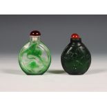 China, twee glazen snuifflesjes, 19e/20e eeuw,