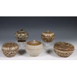 Thailand, vijf Sawankhalok bruin en crème geglazuurde aardewerken dekseldoosjes, ca. 15e eeuw,