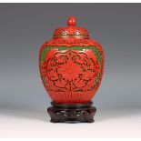 China, groen en rood cinnabar lakwerk dekselvaasje, 19e/20e eeuw,