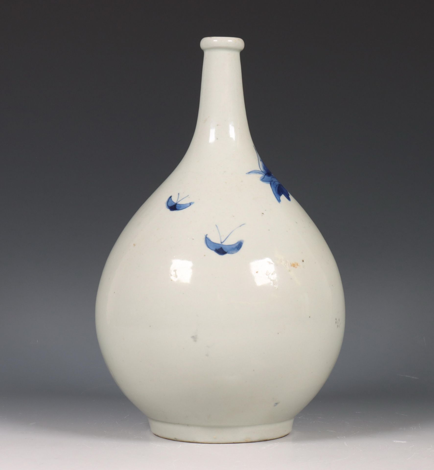 Japan, blauw-wit porseleinen fles, Edo periode (1603-1868), - Bild 2 aus 10