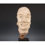 China, stucco hoofd van een Luohan, mogelijk Ming-dynastie (1368-1644),