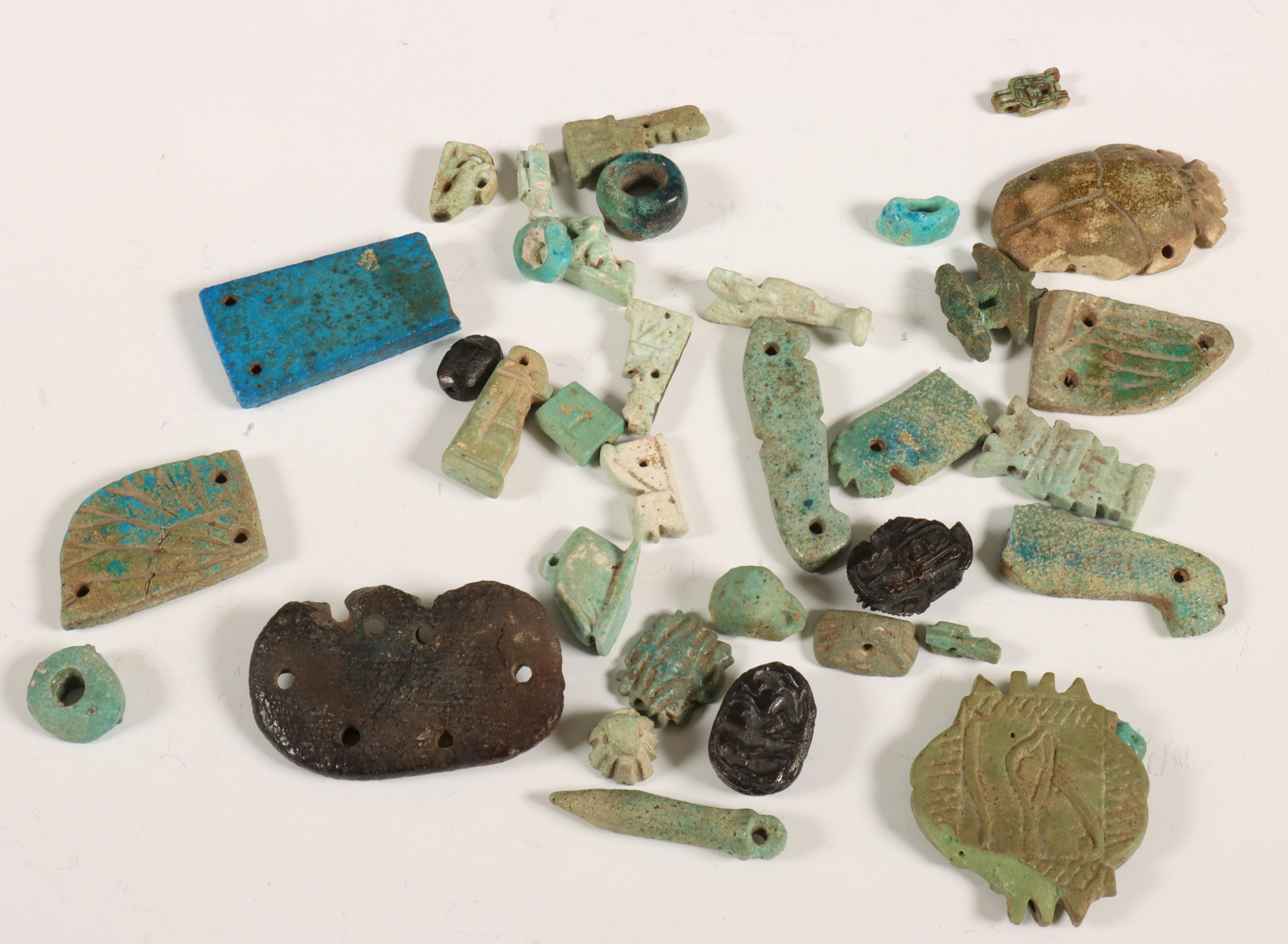 Egypt, a collection faience amuletten and scarab wings, Late Period.