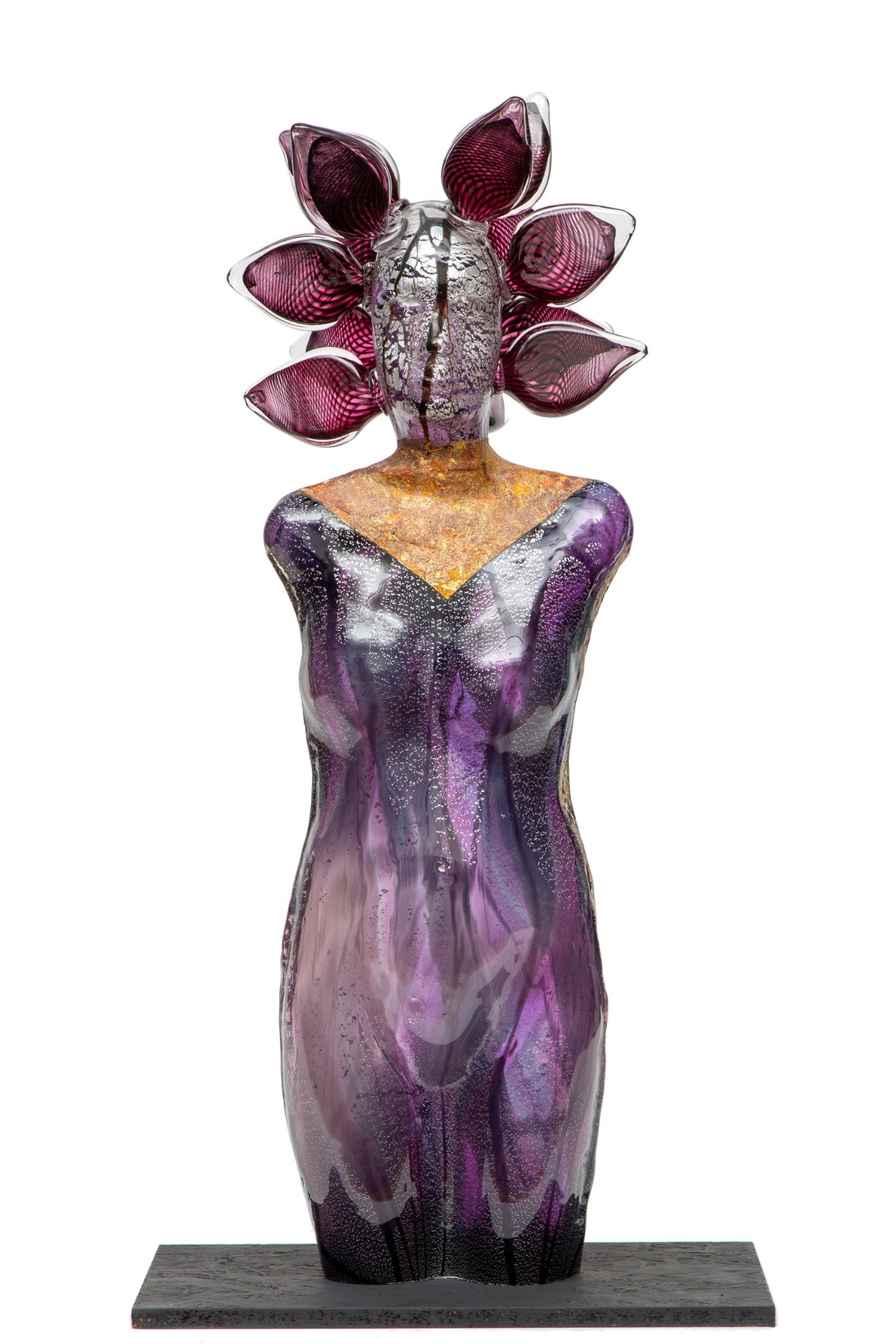 Richard Price (1960), paars glazen sculptuur van vrouw met hoofdtooi. - Image 2 of 4