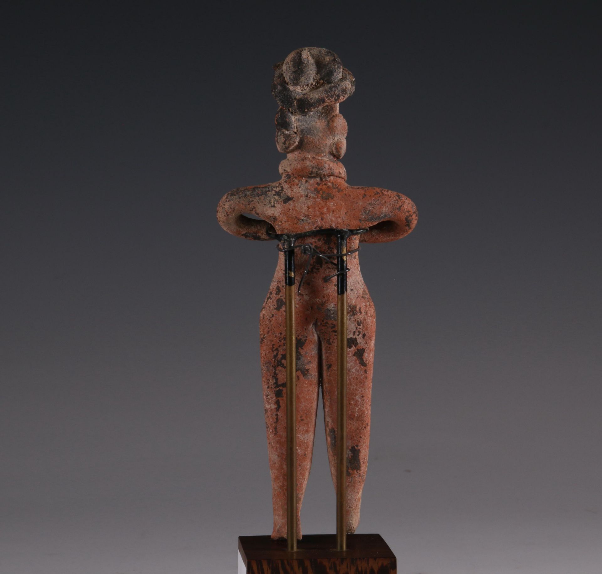 Mexico, Colima, standing slab figure and a smaller slab figure and Mexico, Nayarit, a seated figure, - Bild 4 aus 8