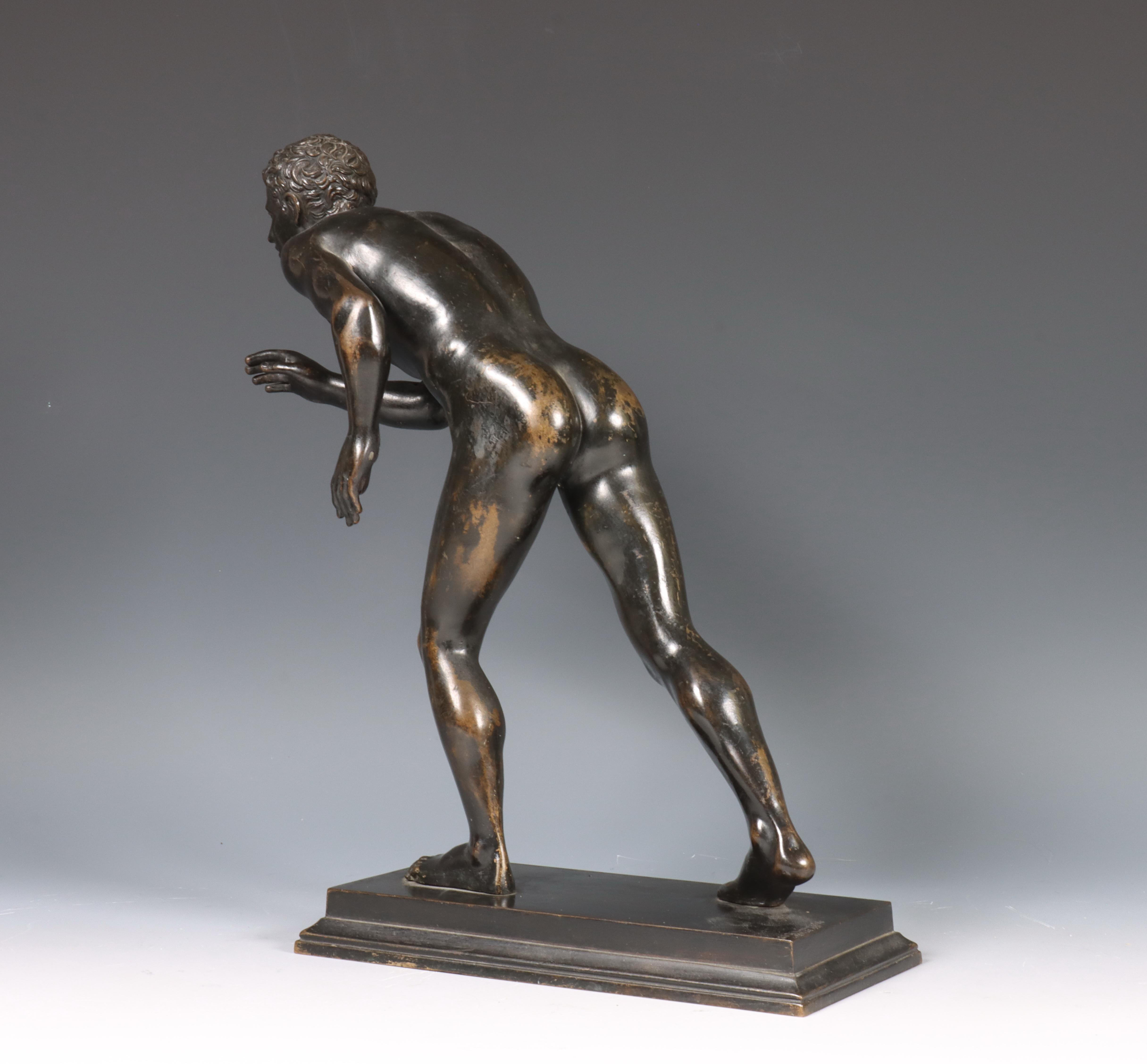 Italië, zwart gepatineerde bronzen Grand Tour sculptuur, 'Griekse atleet, 1907. - Image 5 of 7