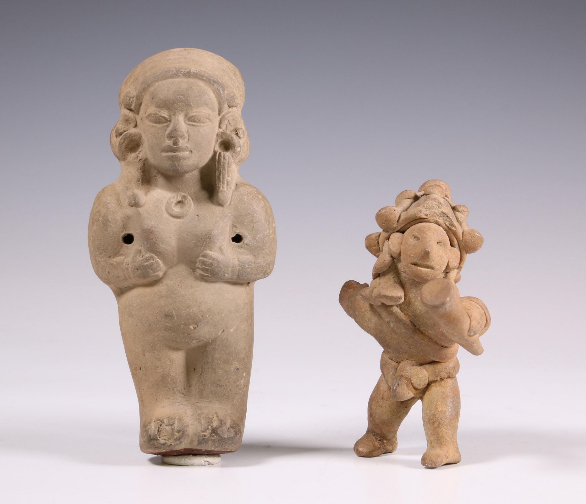 Maya, terracotta figure, ca. 600-900 and a Mexican antique earthenware sculpture of a standing femal - Image 2 of 5