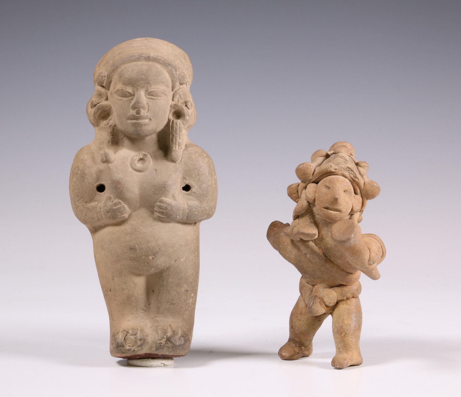 Maya, terracotta figure, ca. 600-900 and a Mexican antique earthenware sculpture of a standing femal - Bild 2 aus 5