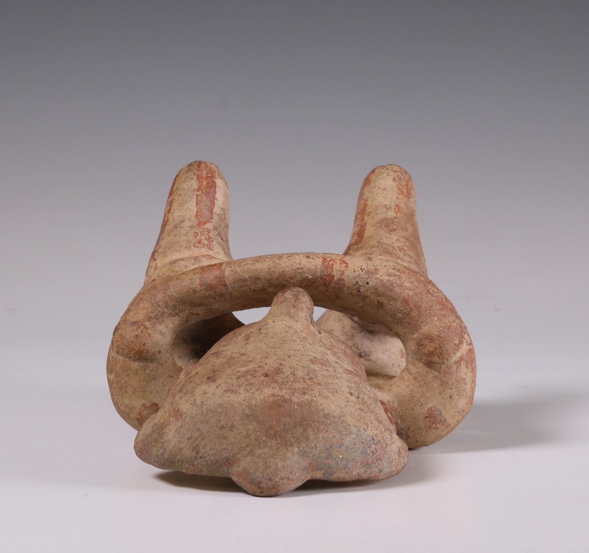 West-Mexico, Nayarit, terracotta seated figure with crossed arms in Chinesco style, 200 BC - 100 AD. - Image 3 of 7