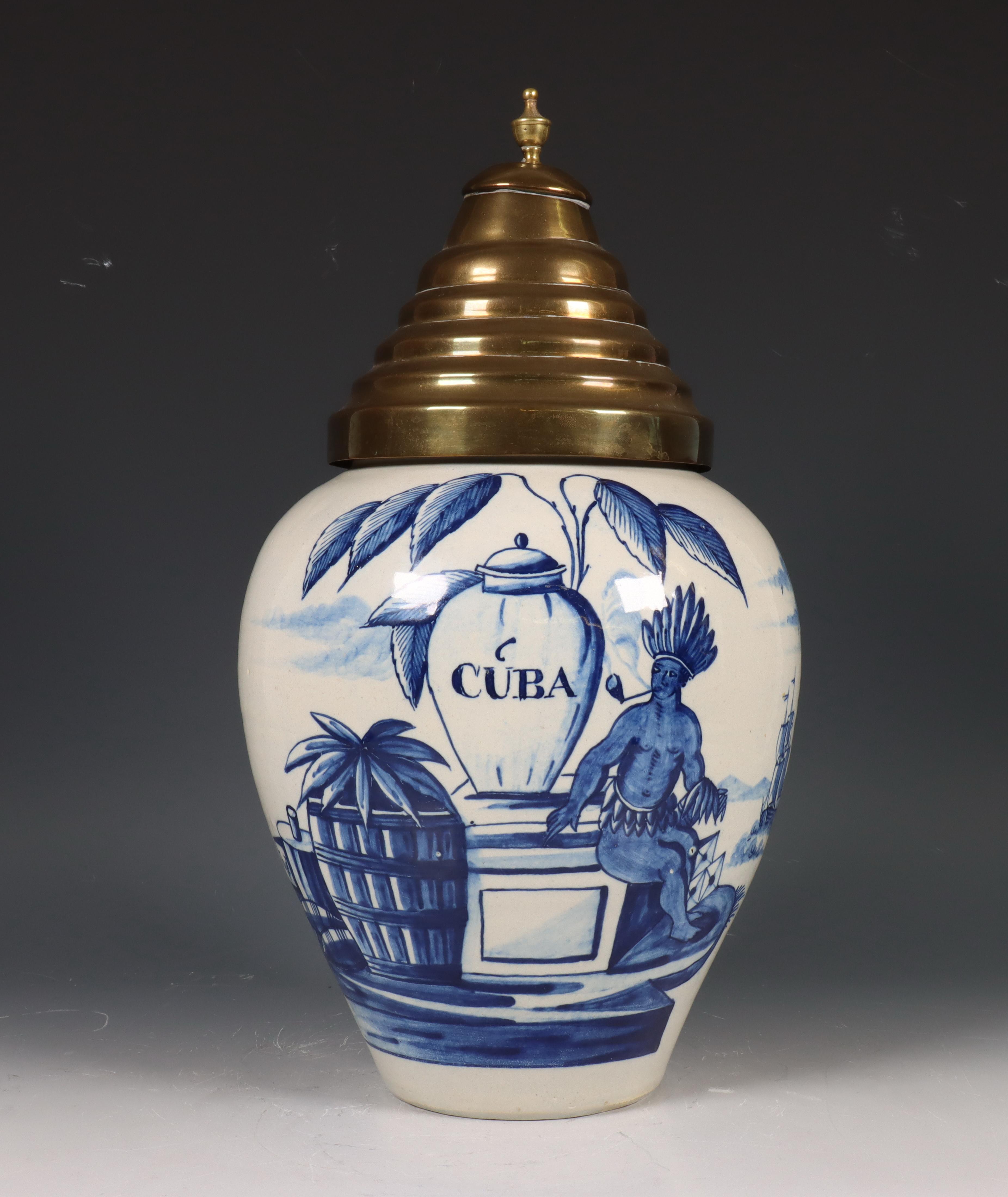 Delft, blauw aardewerk tabakspot 'Cuba', 18e eeuw.