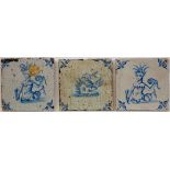 Drie blauw aardewerken tafereeldecortegels, 17e eeuw;