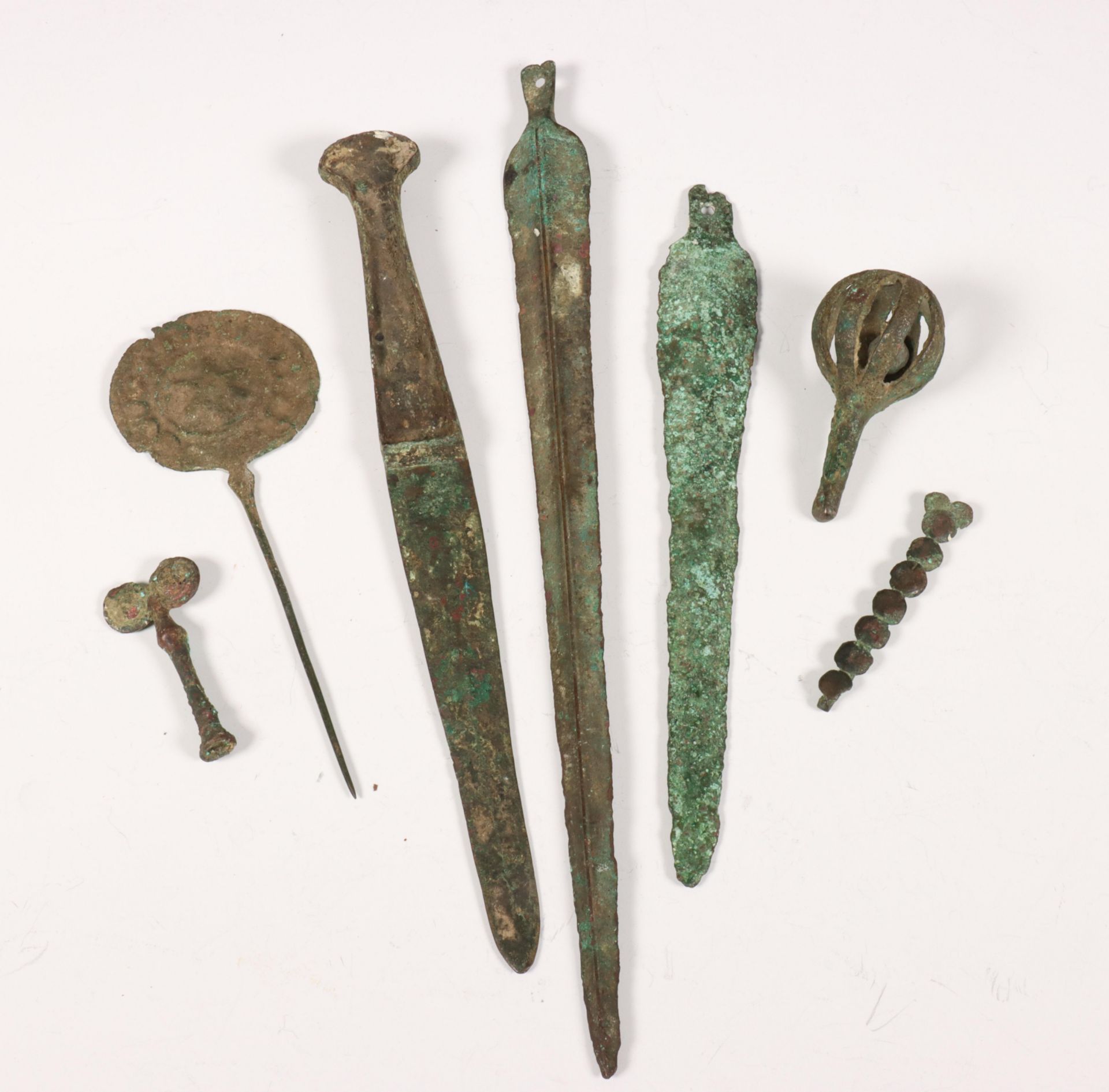 Luristan, collection of two bronze blades, a knife and five various antique bronze objects, Luristan - Bild 2 aus 2