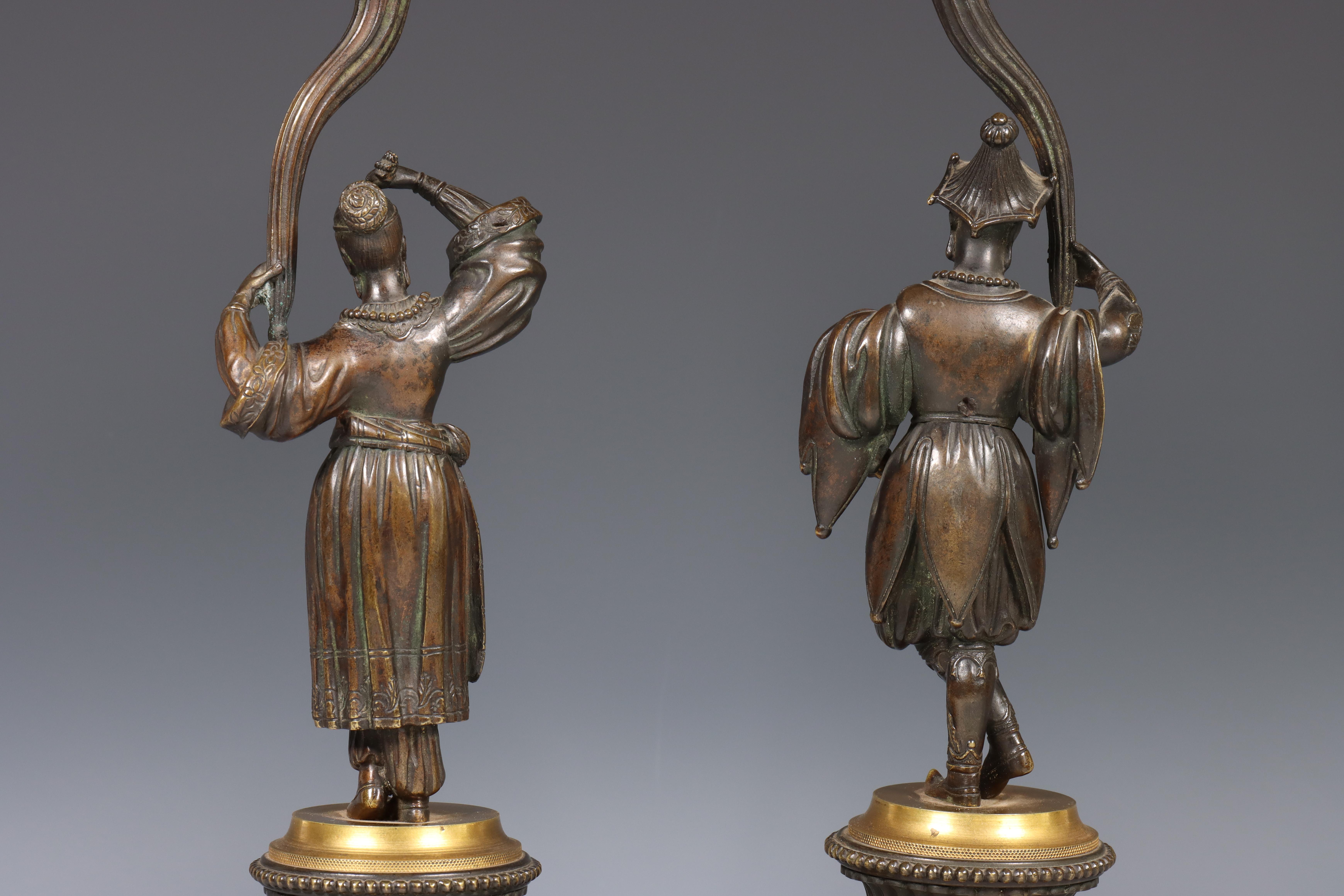 Frankrijk, paar bronzen deels vergulde en gepatineerde éénlichts kandelaars, Chinoisserie, Charles X - Image 2 of 6