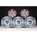 Delft, serie van drie blauw aardewerk borden en paar polychroom borden, 18e eeuw.