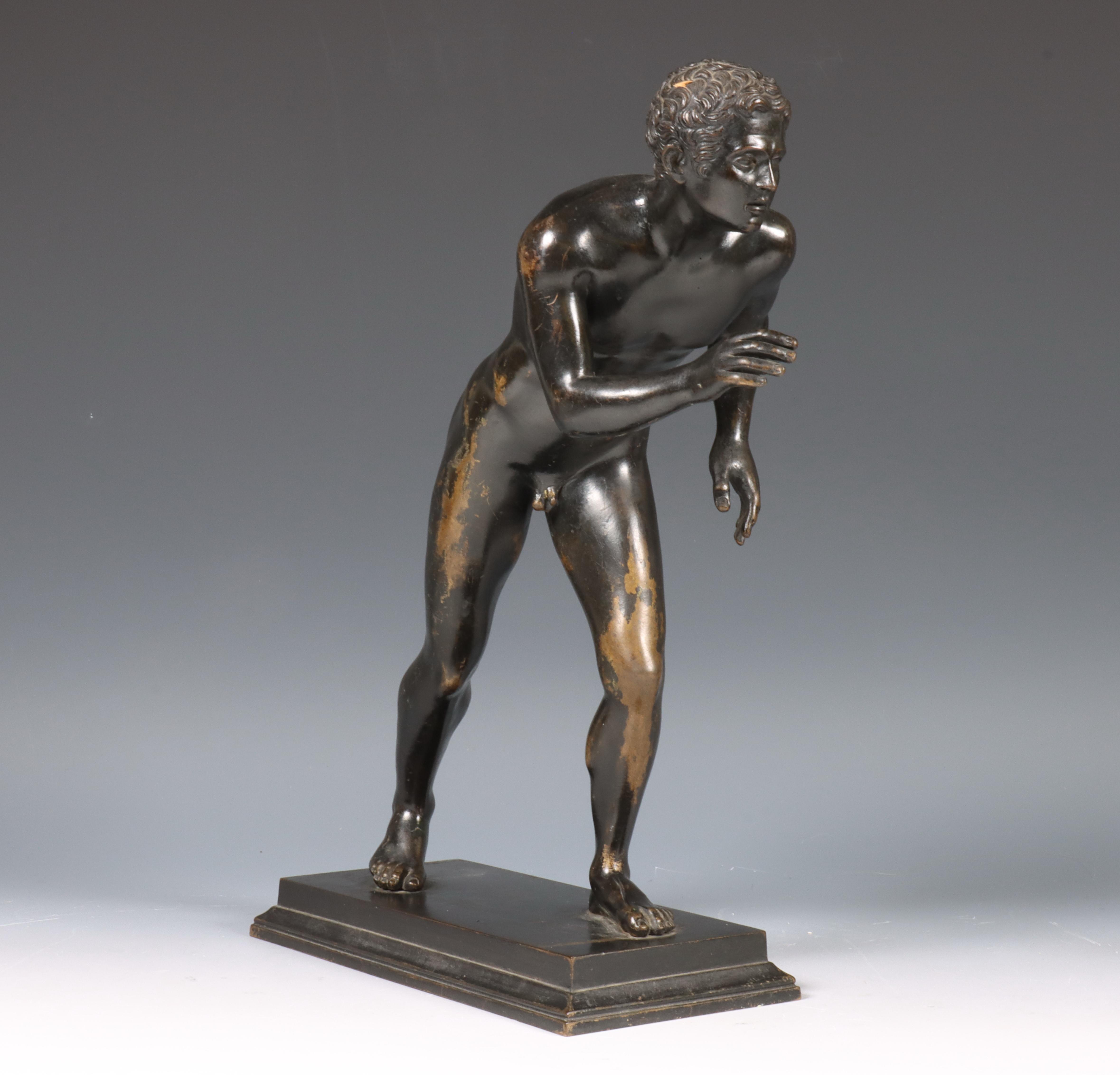 Italië, zwart gepatineerde bronzen Grand Tour sculptuur, 'Griekse atleet, 1907. - Image 2 of 7
