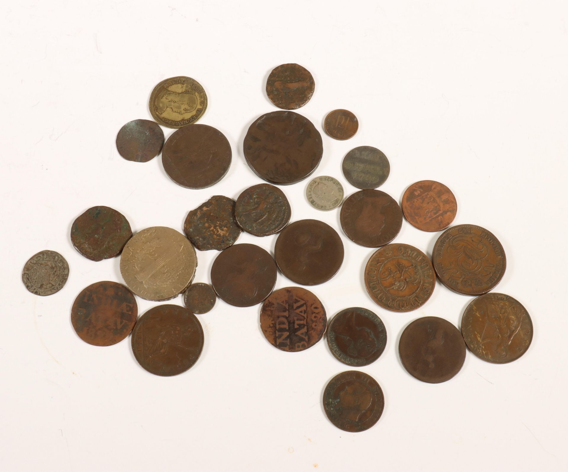 A 19th century collection of eleven Roman bronze copper alloy coins, wrapped in paper with comments  - Bild 3 aus 3