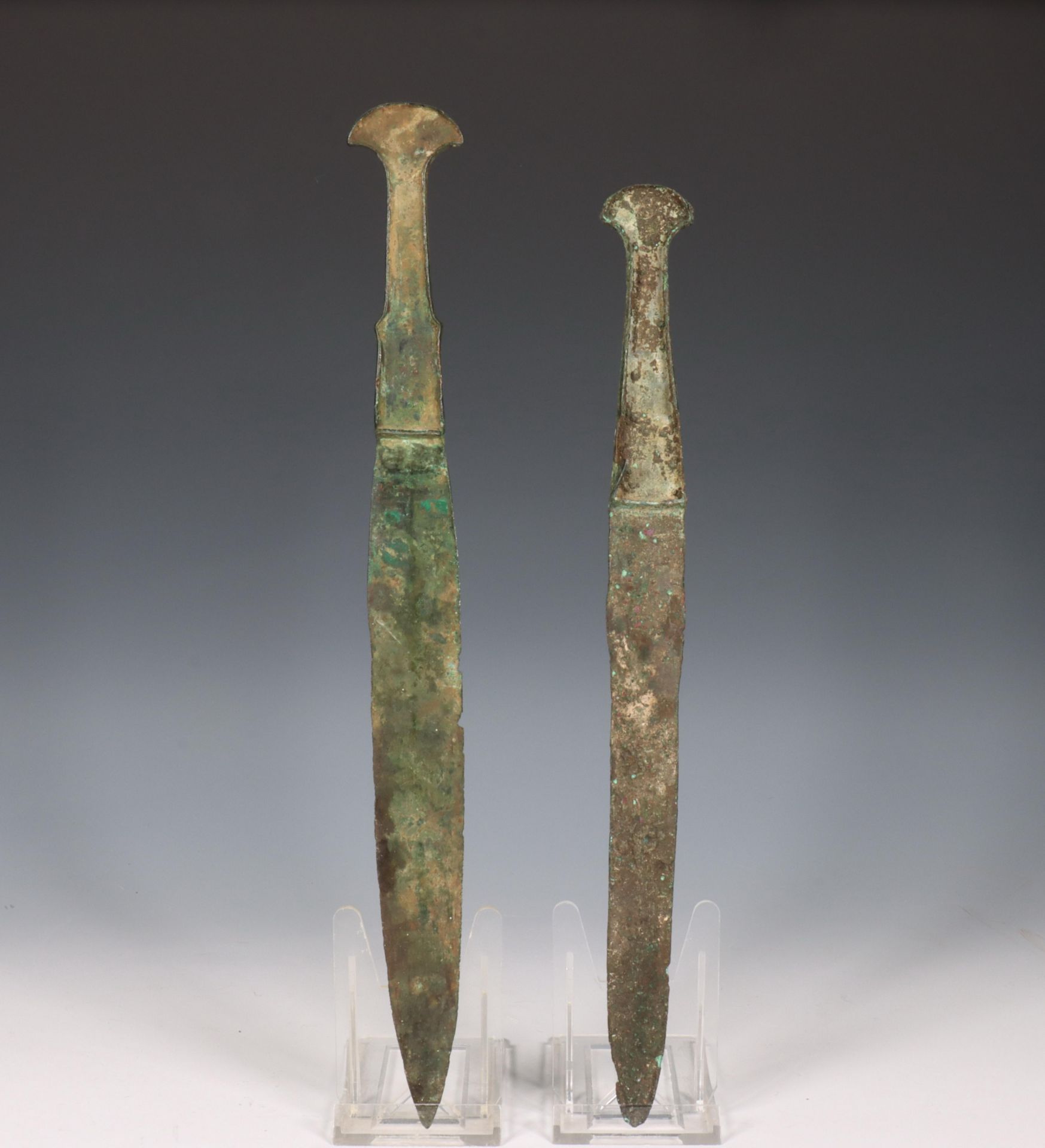 Luristan, two bronze ceremonial daggers, ca. 800 BC. - Bild 2 aus 2