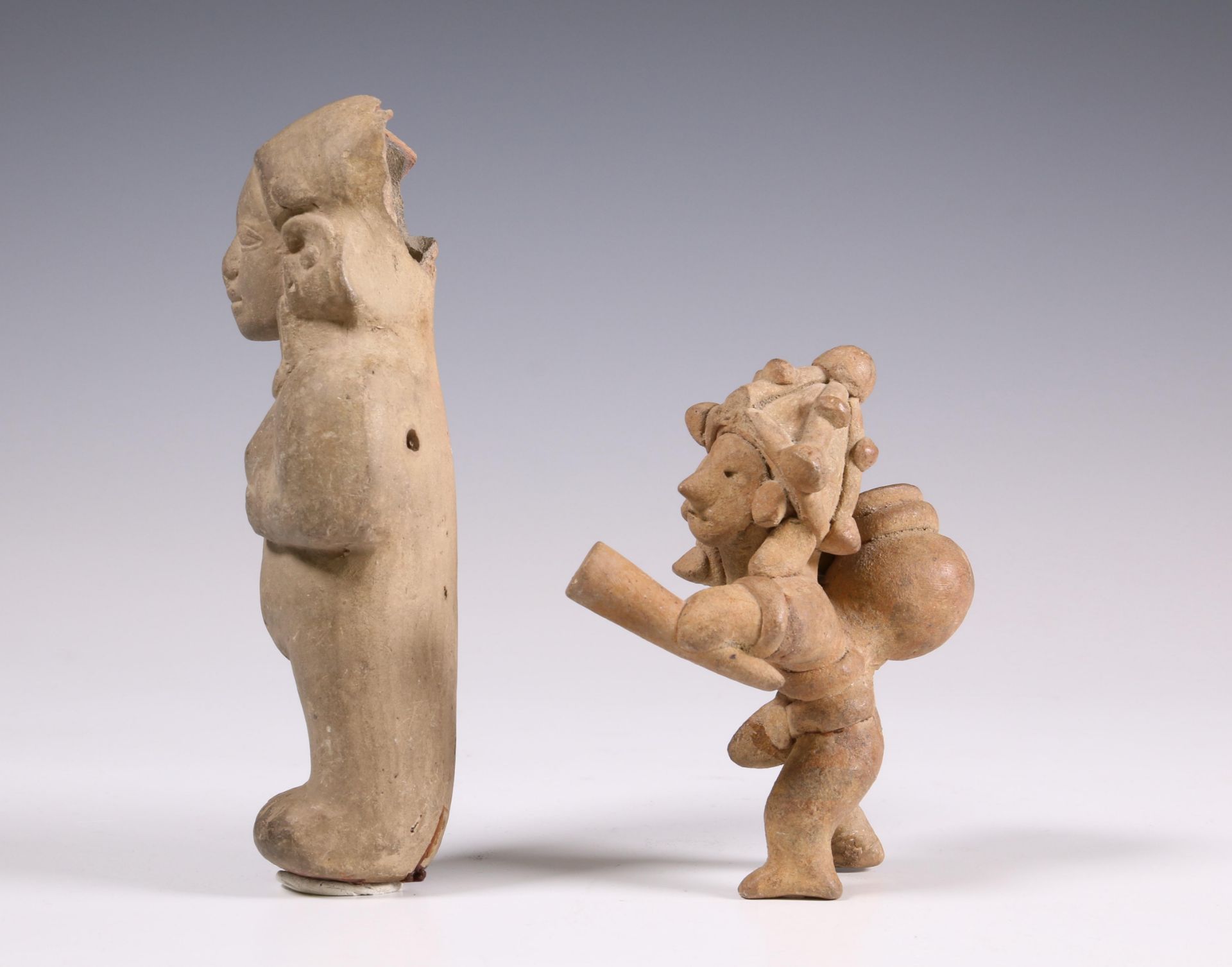 Maya, terracotta figure, ca. 600-900 and a Mexican antique earthenware sculpture of a standing femal - Image 3 of 5