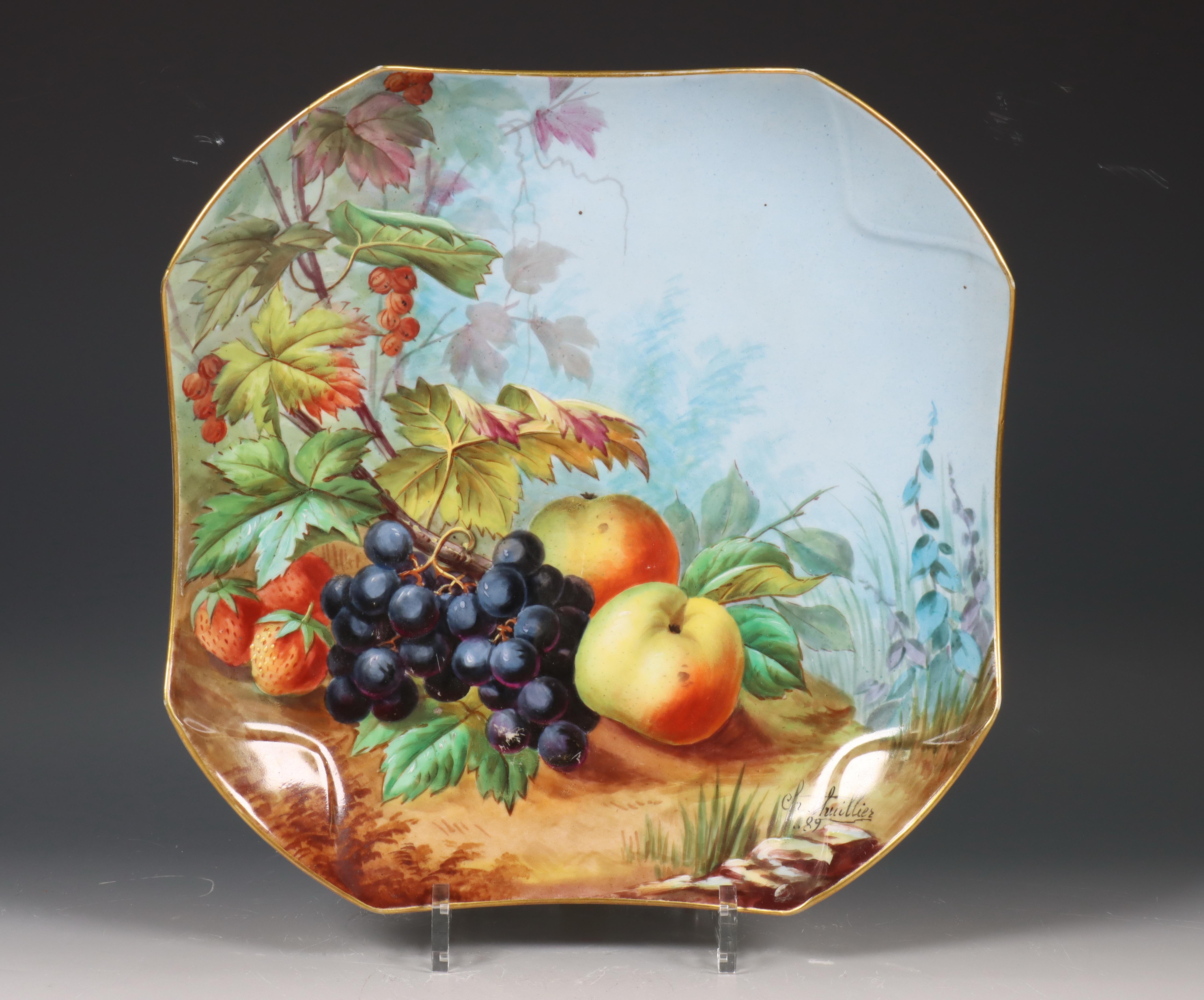 Frankrijk, handschilderde kantige porseleinen schotel met decor van vruchten, 19e eeuw.