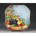 Frankrijk, handschilderde kantige porseleinen schotel met decor van vruchten, 19e eeuw.
