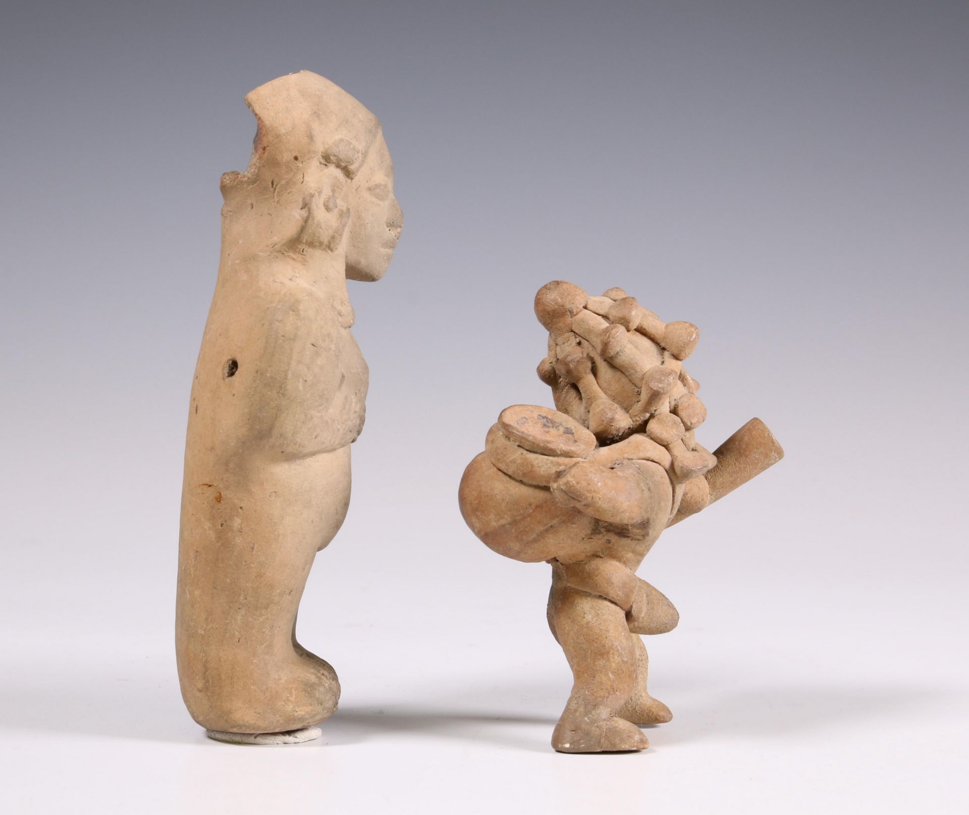 Maya, terracotta figure, ca. 600-900 and a Mexican antique earthenware sculpture of a standing femal - Bild 5 aus 5